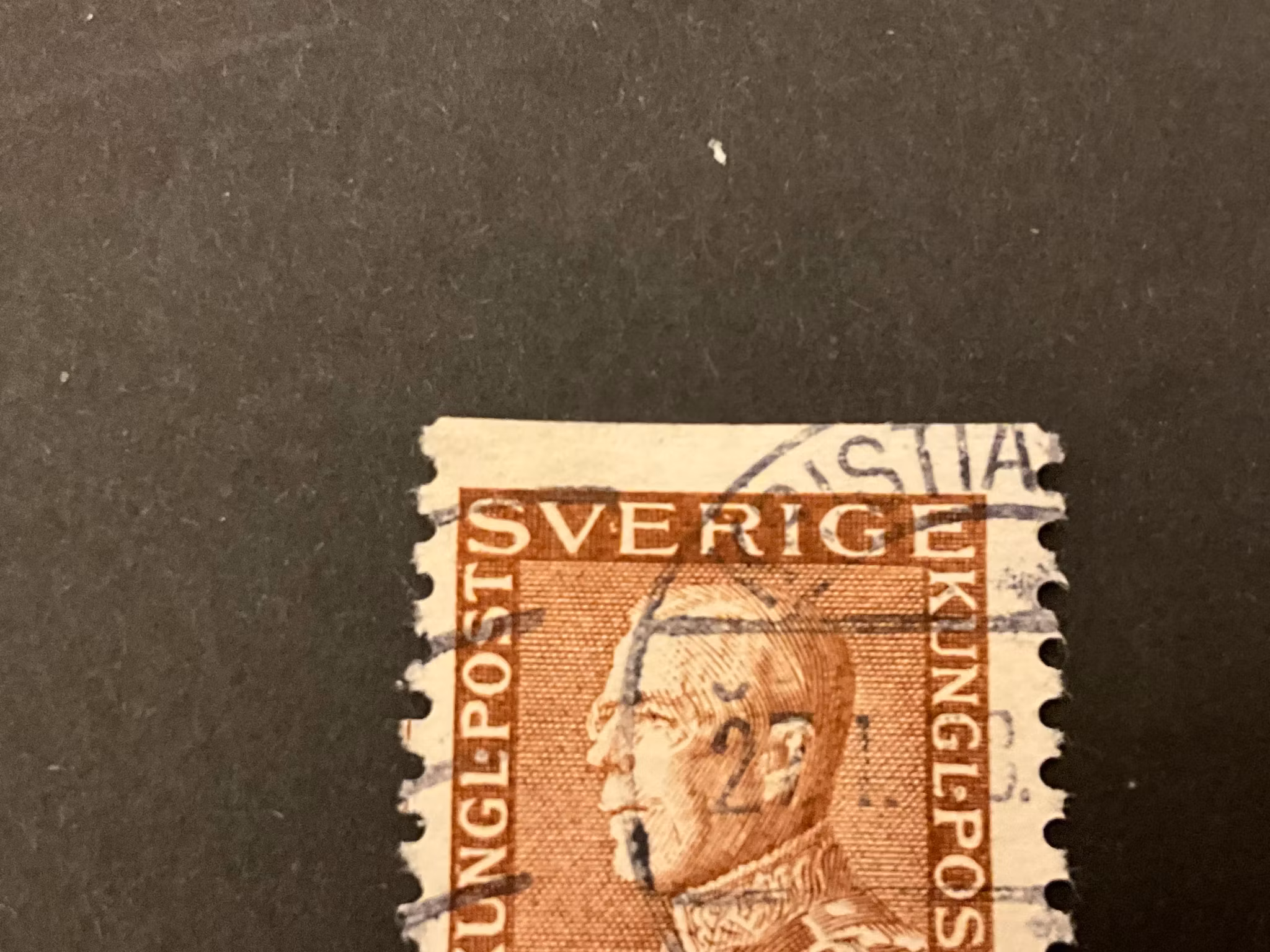 Gustaf V profil vänster facit 178 A med plåtsår mellan V och E i SVERIGE
