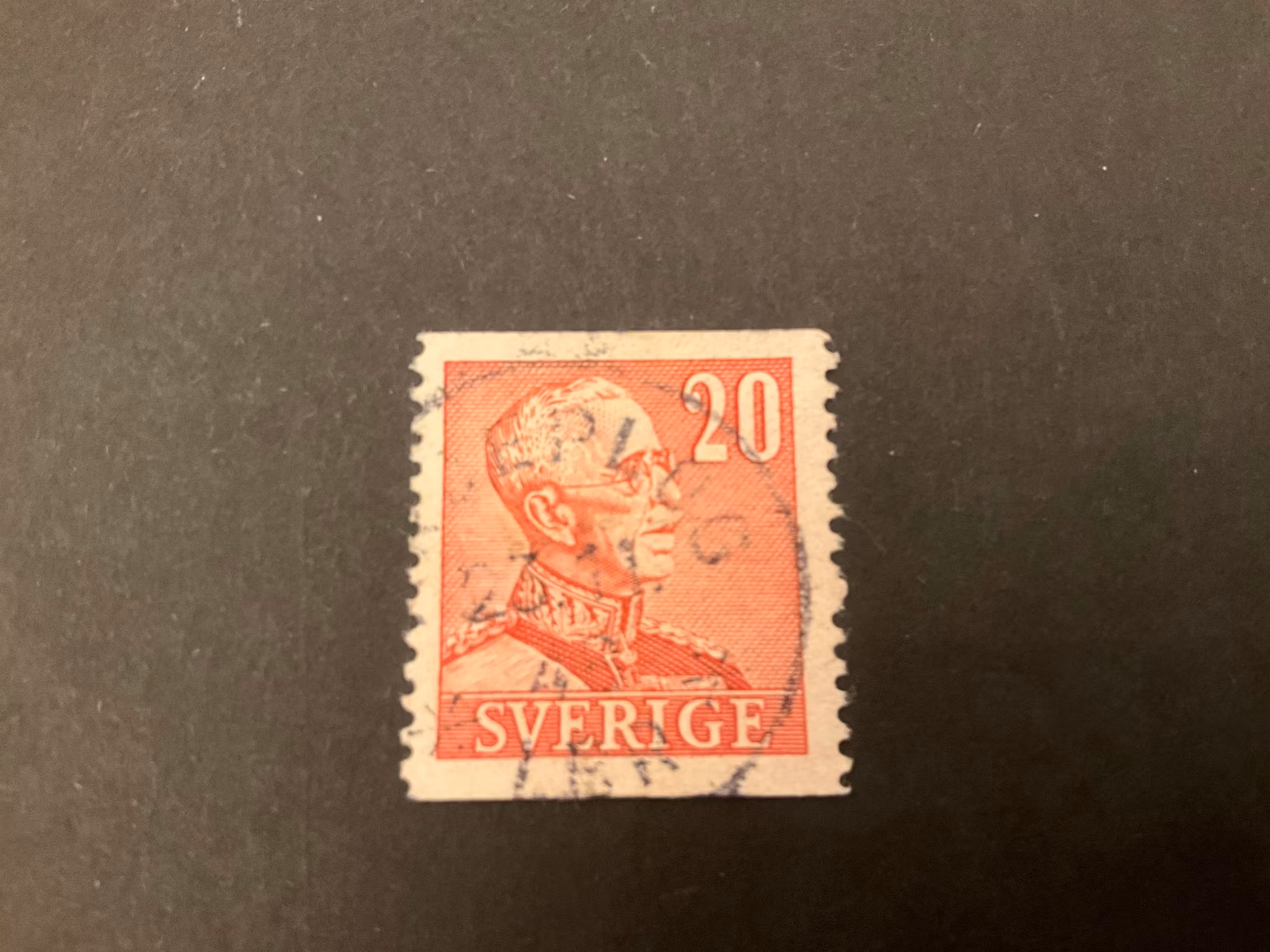 Gustaf V profil höger facit 276 A med marmorering i marginalerna