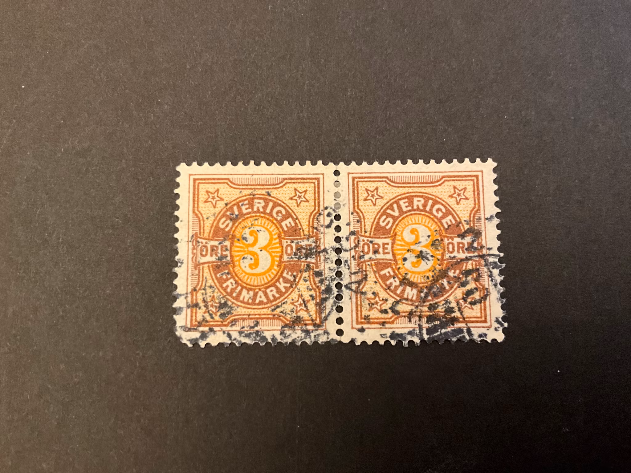 Tvåfärgad siffertyp stämplat par facit 63 med omvänd vattenmärke krona