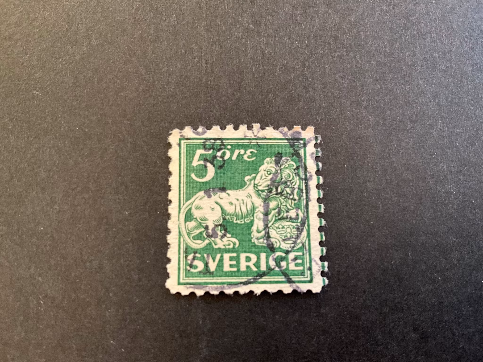 Stående lejon facit 143 C med lödskarvslinje