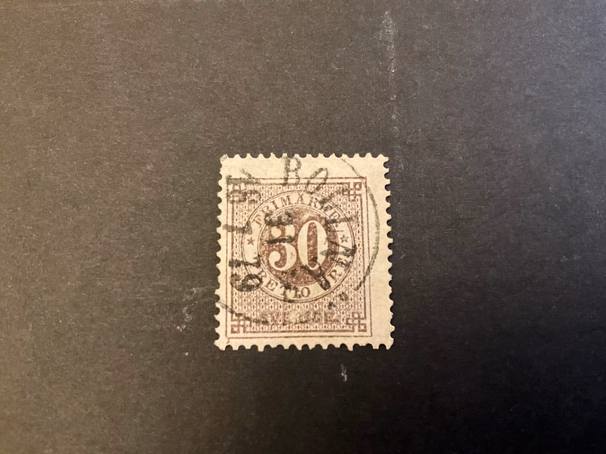 Ringtyp T 13 facit 35 med vita avfällningar i ring