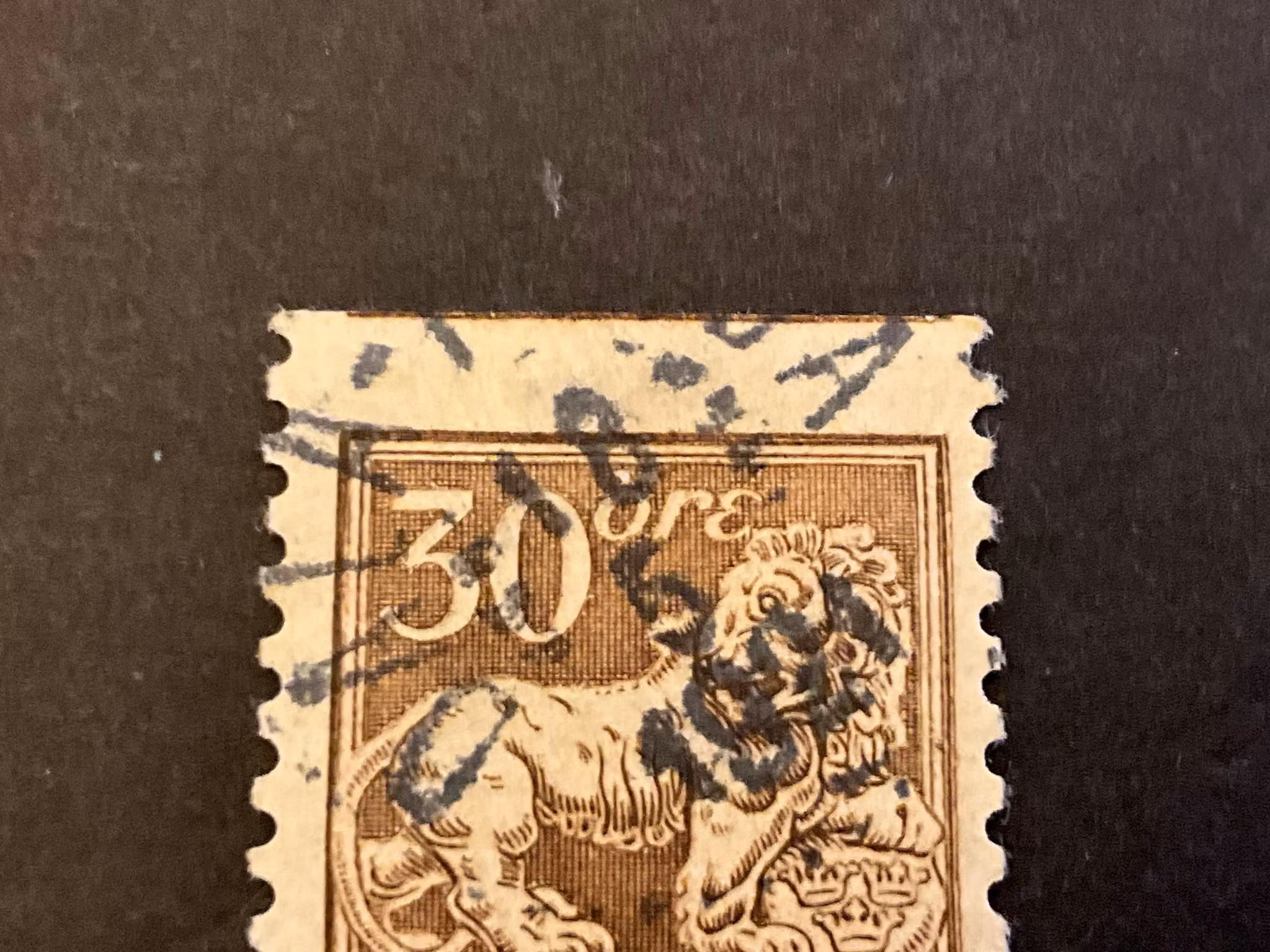 Stående lejon facit 148 A stämplat märke med del av 2 frimärksbilder