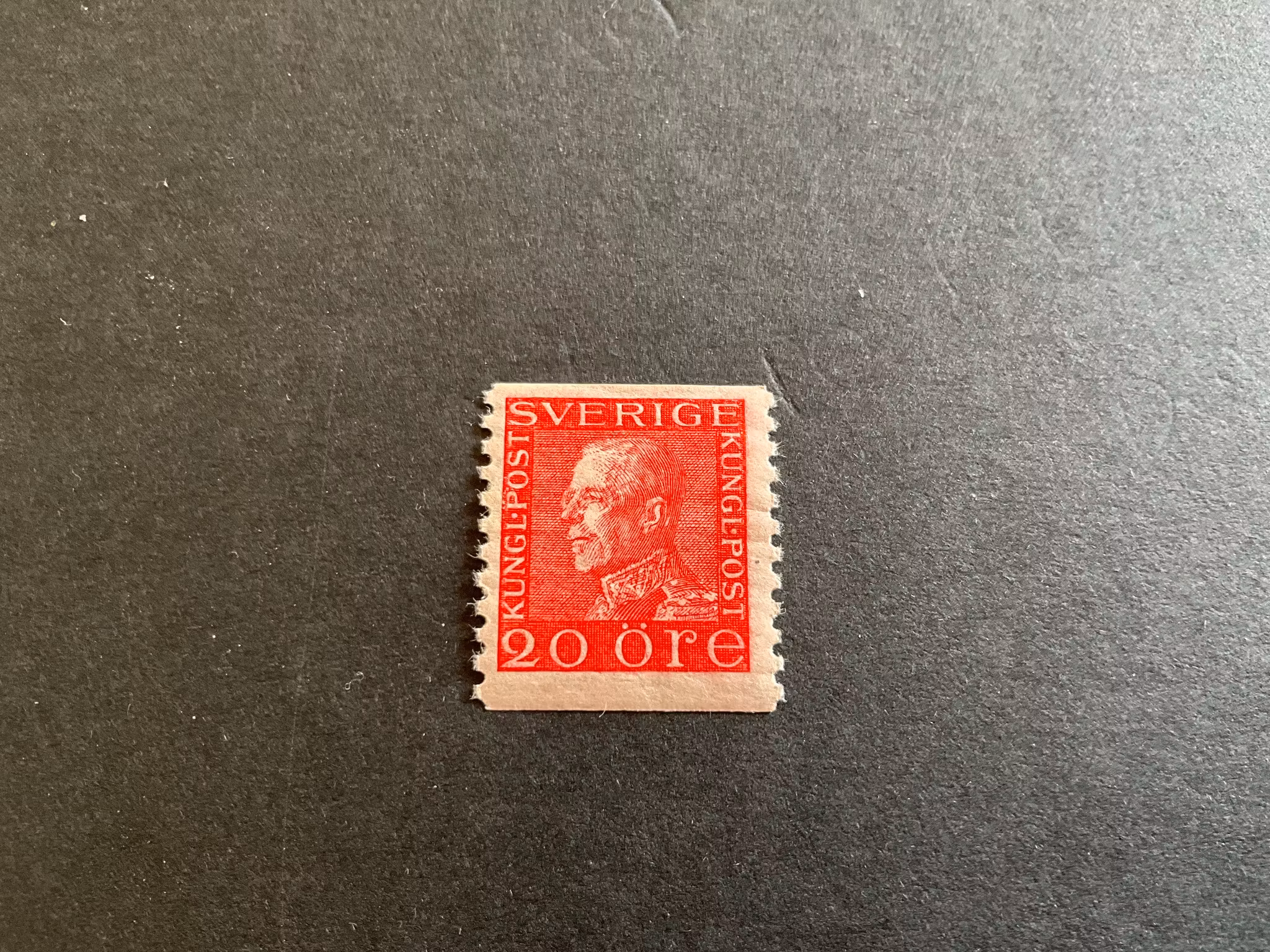 Gustaf V profil vänster facit 180 b karminaktigt röd postfriskt märke