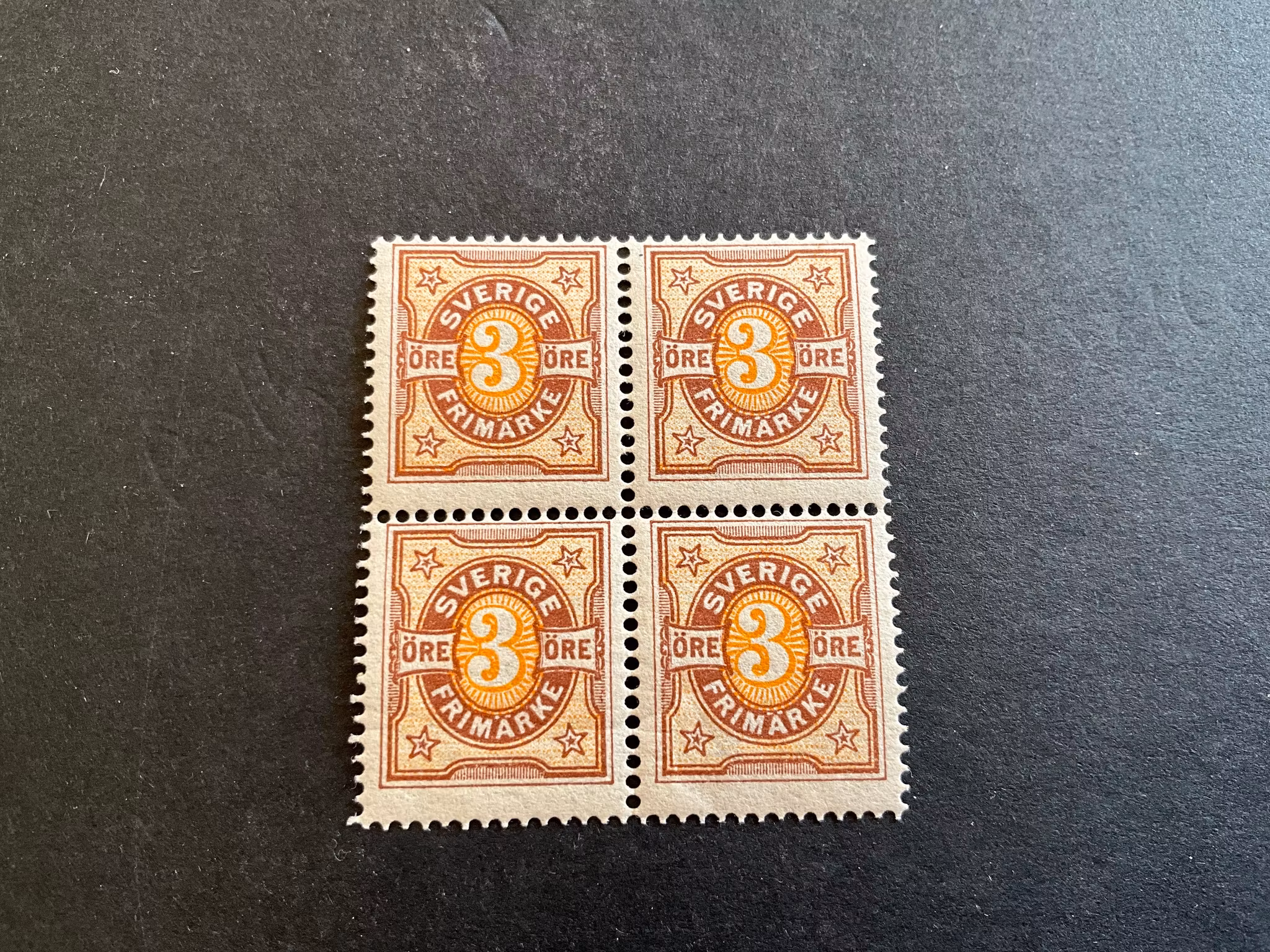 Tvåfärgad siffertyp facit 63 postfriskt 4-block