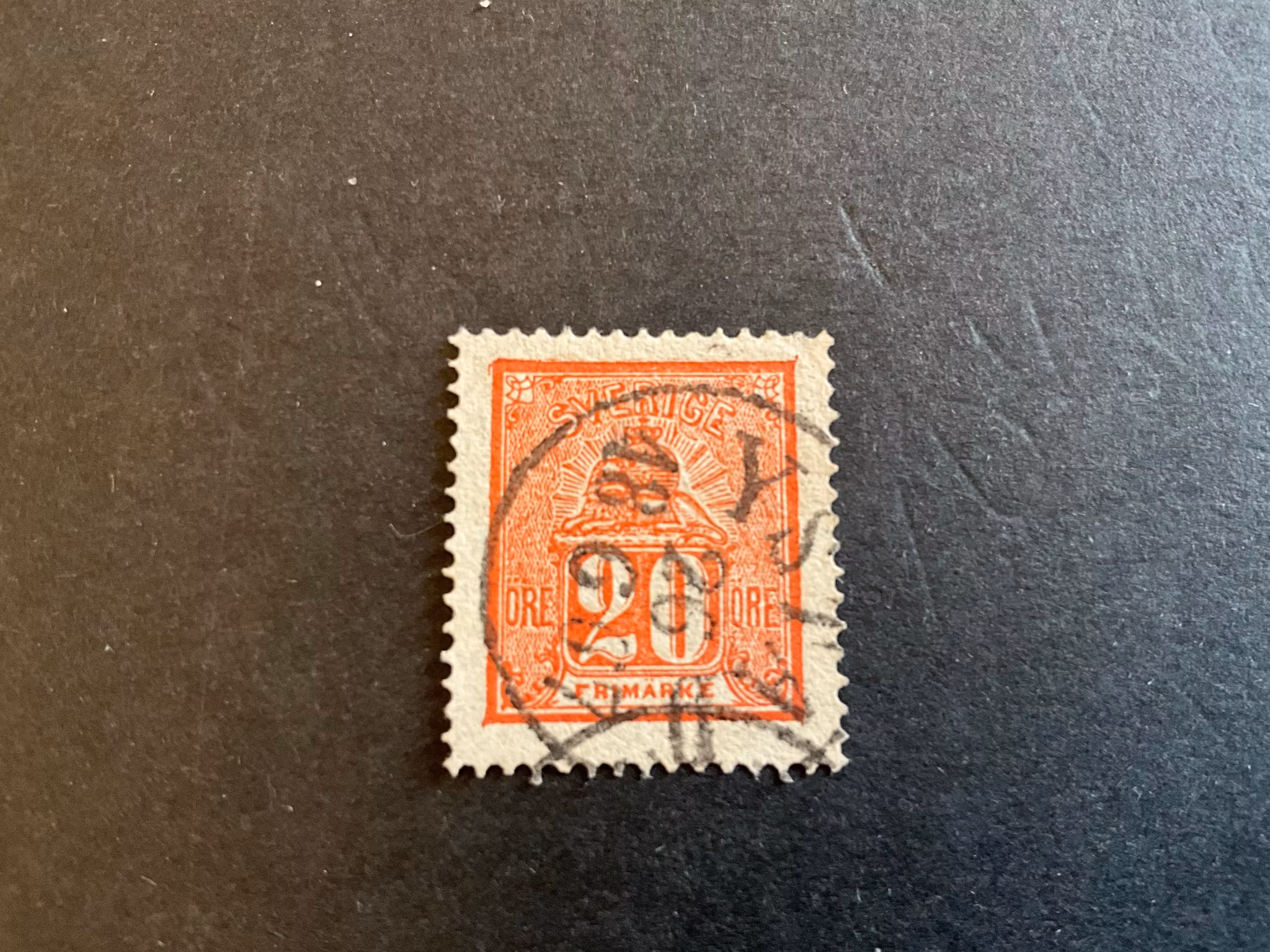 Liggande lejon facit 16 med hake på ramen i vänster marginal, mycket bra centrering