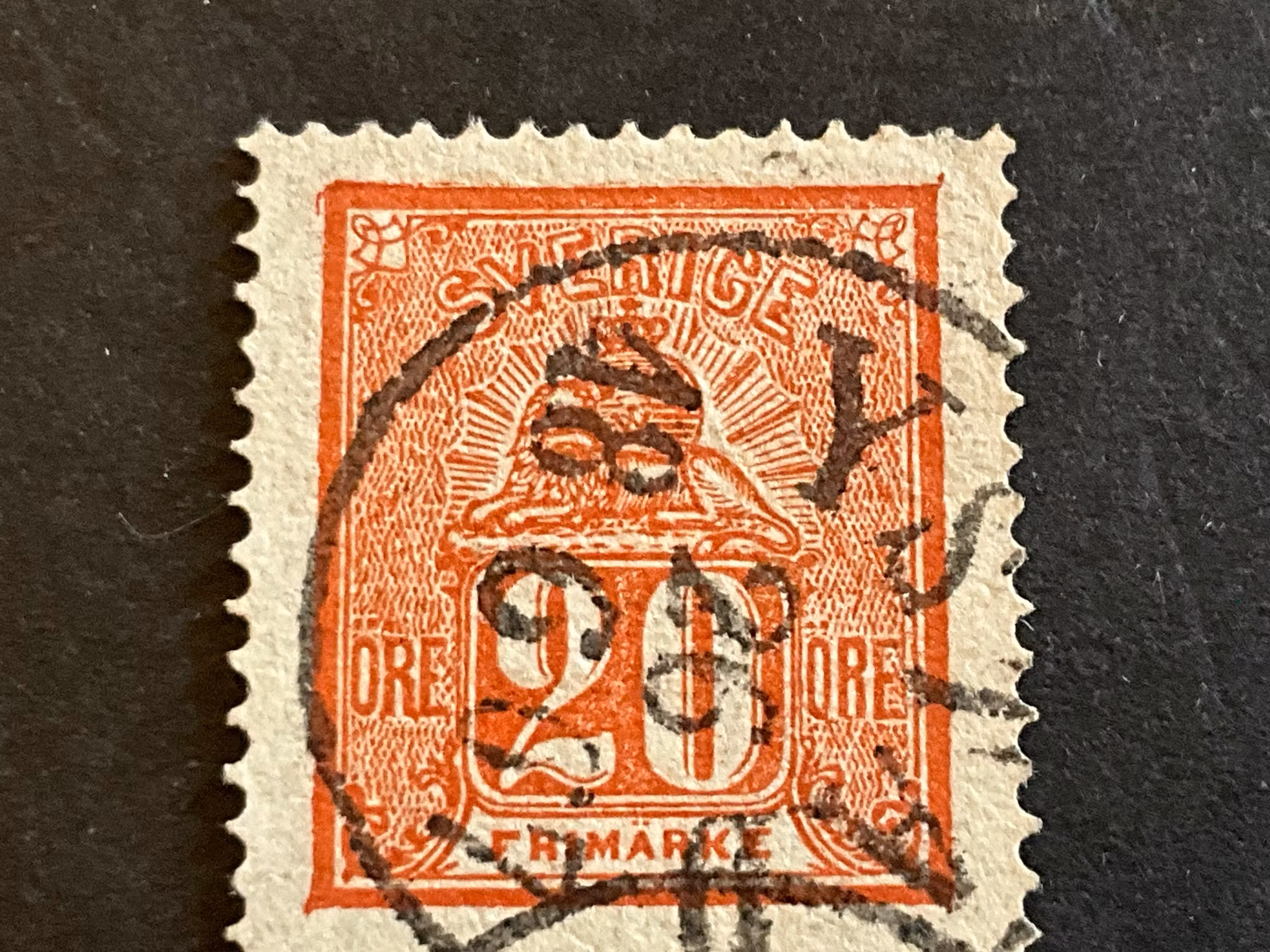 Liggande lejon facit 16 med hake på ramen i vänster marginal, mycket bra centrering