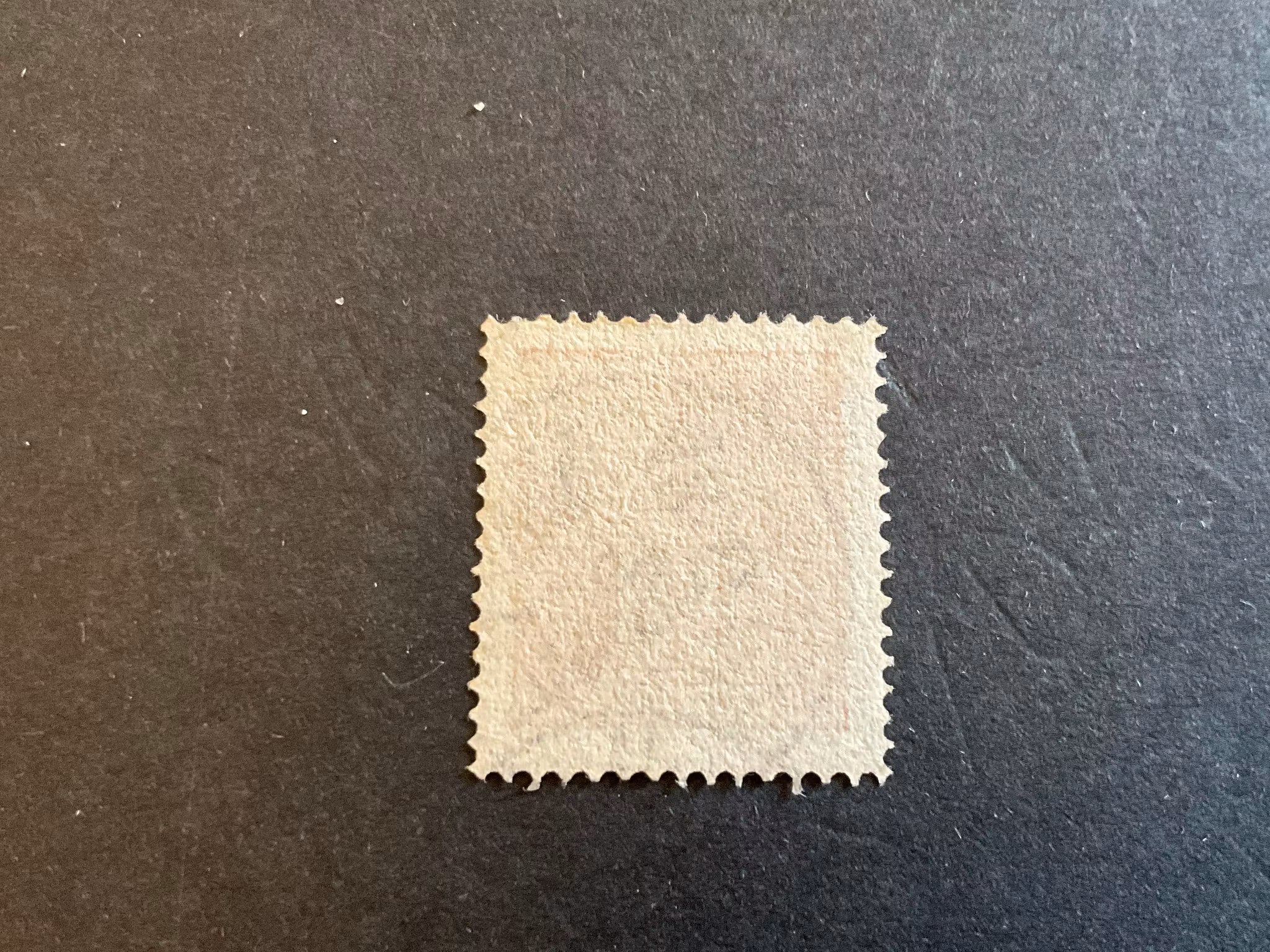 Liggande lejon facit 16 med hake på ramen i vänster marginal, mycket bra centrering