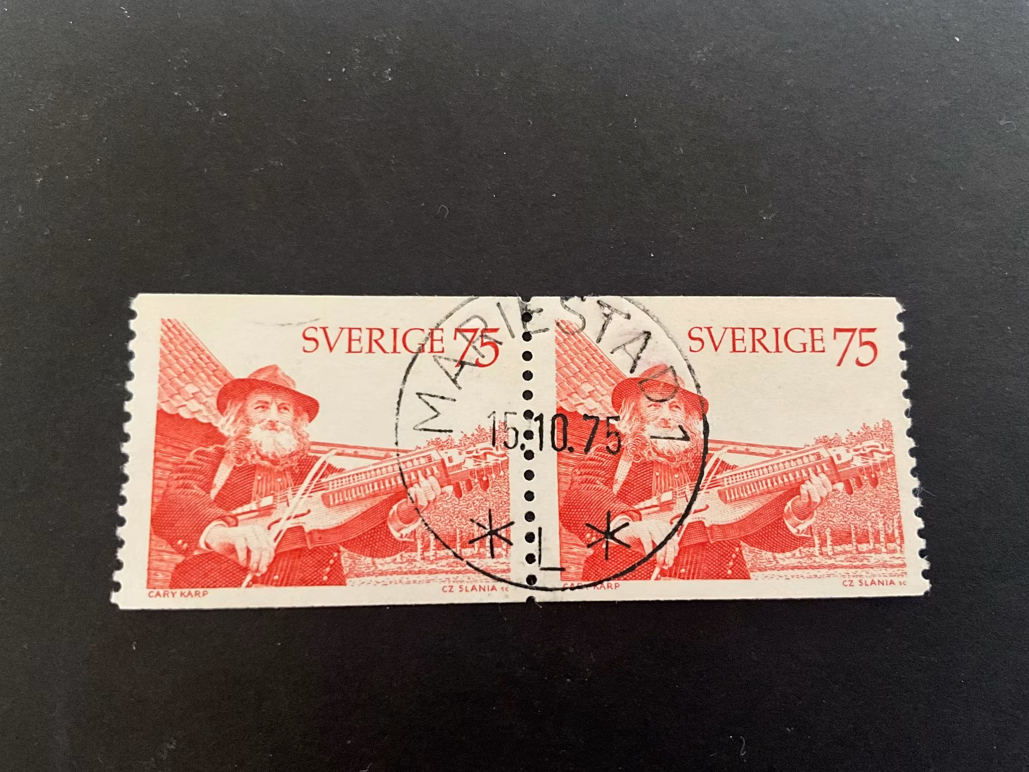 Spelman med nyckelharpa facit 941 V1 i 2+2-sidigt oar lyxstämplat MARIESTAD 1