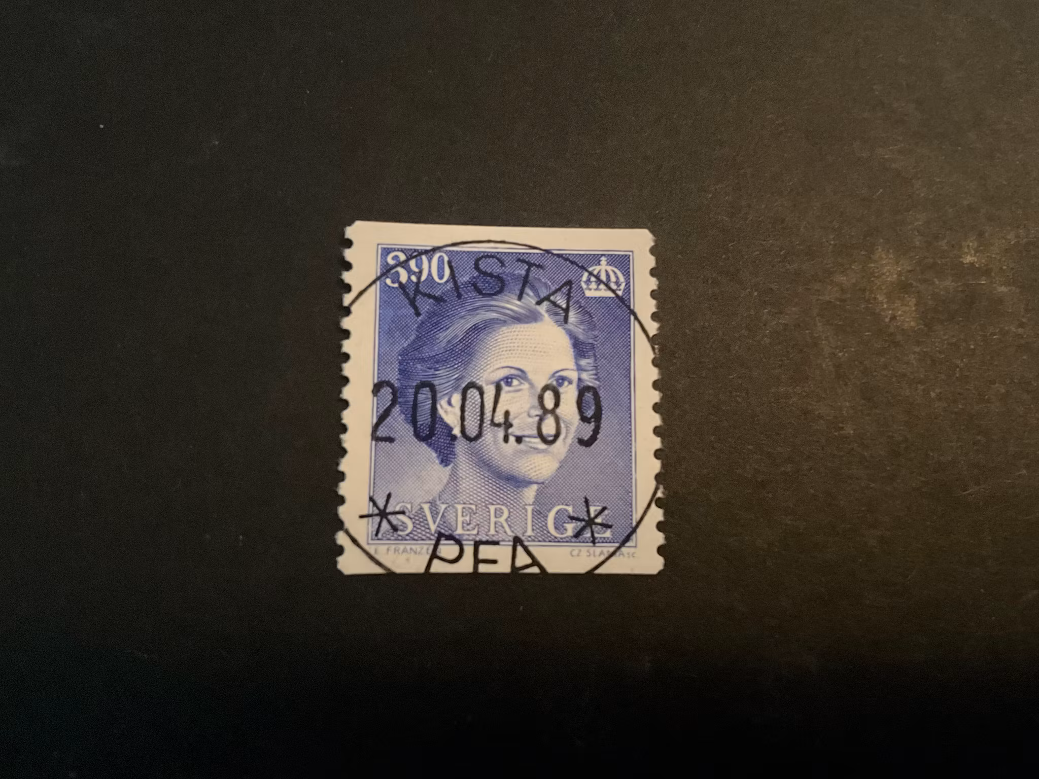 Drottning Silvia typ II facit 1553 lyxstämplat KISTA, första dag