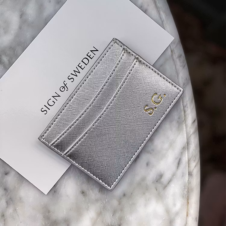 Personaliserbar kortholder i silver metallic - 36 pts - gull gravering