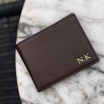 Brun lommebok med navn