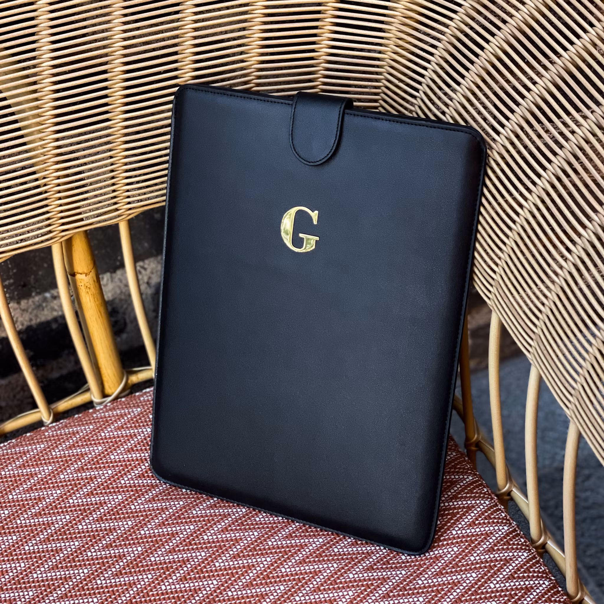 Black smooth lap top case- metal letter