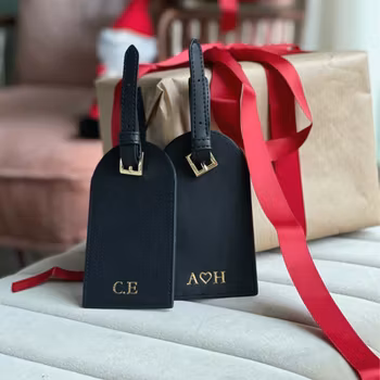 Svart travel tag - Saffiano