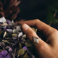 PIL. Ring, vit rhodium