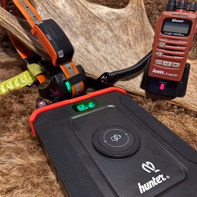 Hunter Powerstation PS-25 är en kraftfull portabel energistation med 60 000 mAh kapacitet, utvecklad för att driva och ladda allt från mobiltelefoner och jaktradio till hundpejlar, bärbara datorer och annan elektronik. Med flera olika anslutningar och hög