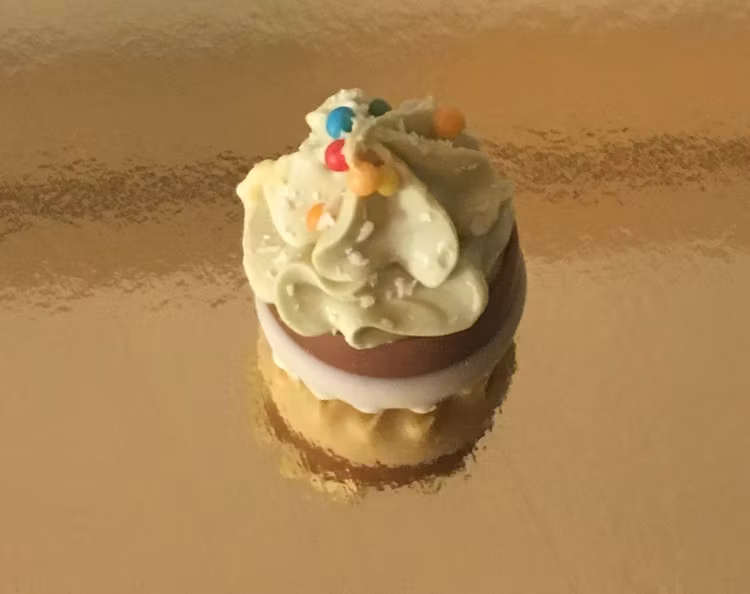 Julgran Hasselnötspraliné & chokladkräm (INNEHÅLLER NÖTTER & GLUTEN) KAN ENDAST PACKAS I VIT KARTONG!