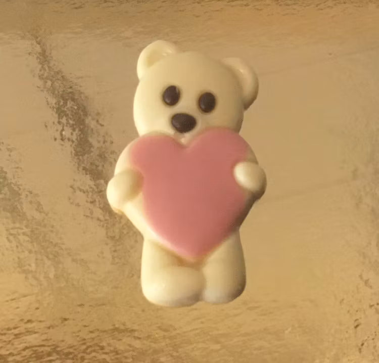 Nallebjörn med Hjärta i vit choklad (PACKAS I CELLOFANPÅSE)