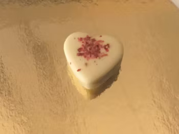 Gräddtryffel i vit choklad toppad med jordgubbsbitar