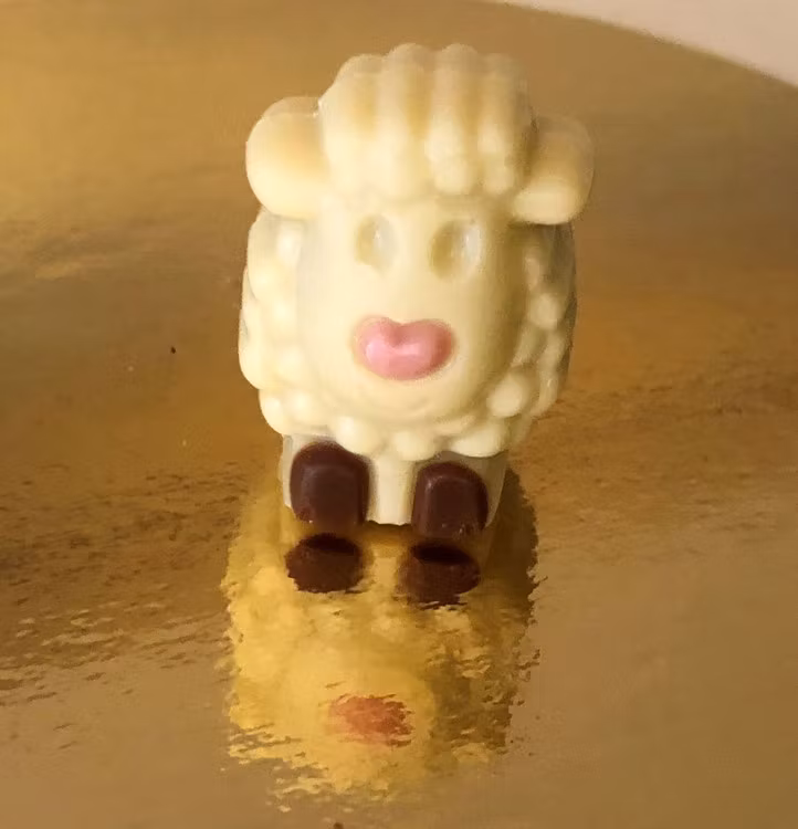 Lilla lammet, vit choklad med chokladkräm (INNEHÅLLER GLUTEN)