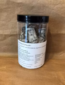 Haupt Lakrits: "Svenskjävlar" Lakrits- & salmiakkräm omgiven av salmiaklakrits.