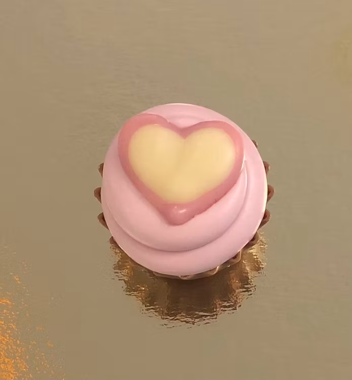 Cupcake Hjärta Jordgubb/Mandel (INNEHÅLLER NÖTTER/MANDEL)