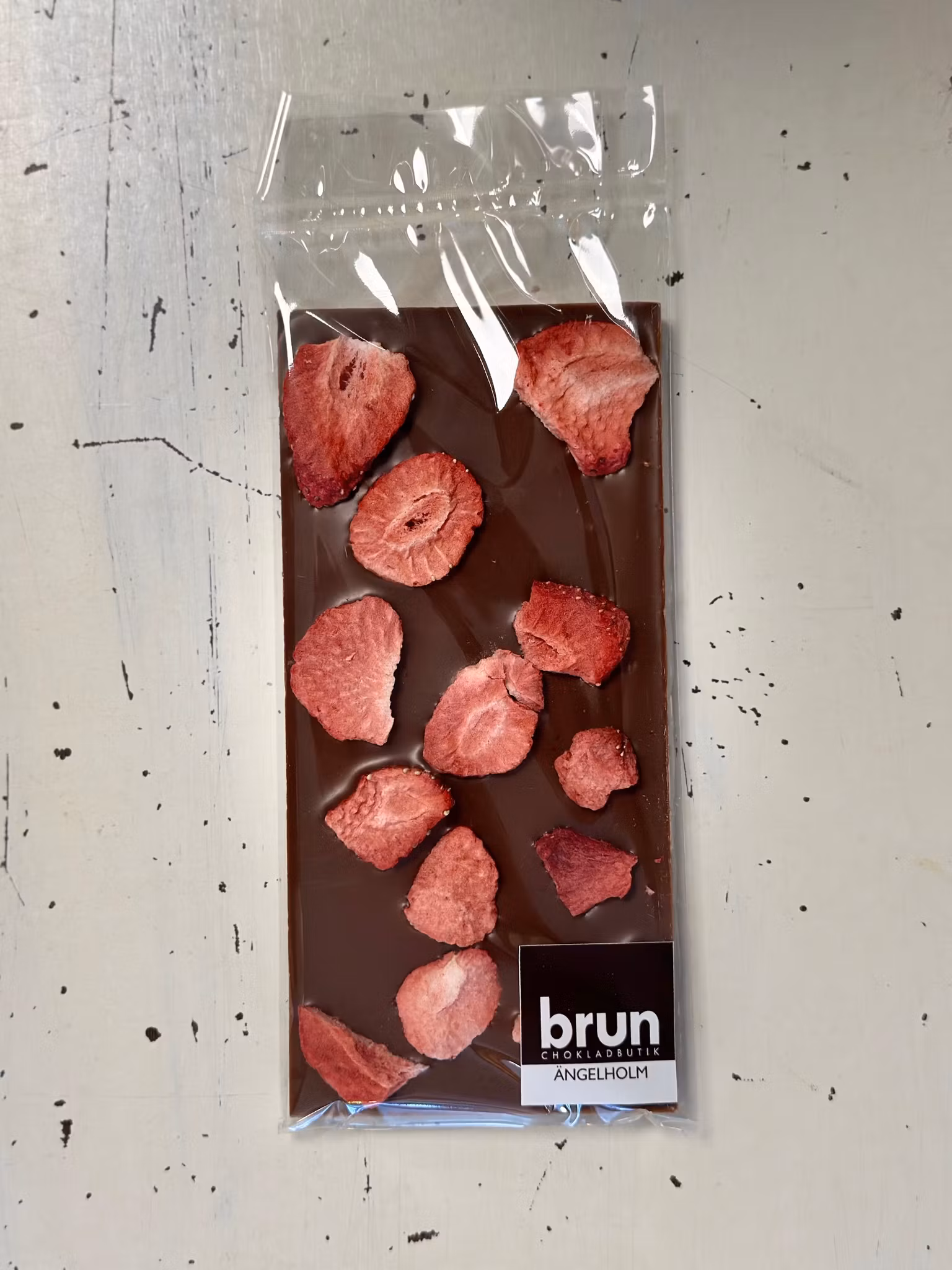 Vår egen: Mjölkchokladkaka med Jordgubbar 36%