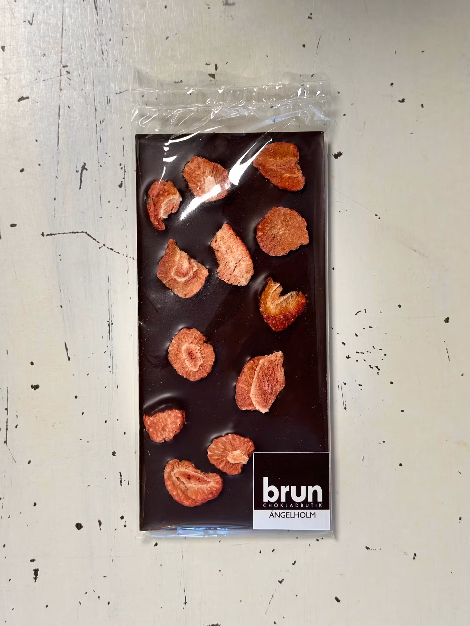 Vår egen: Mörk chokladkaka med jordgubbar 60%