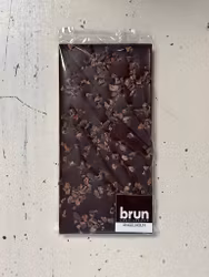 Vår egen: Mörk chokladkaka med kakaonibs 60%