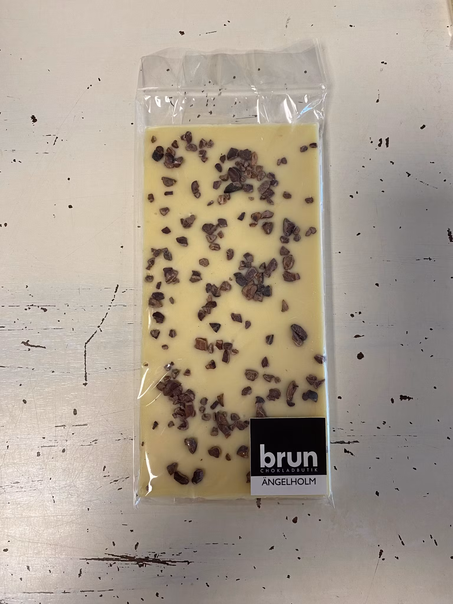 Vår egen: Vit chokladkaka med kakaonibs 36%