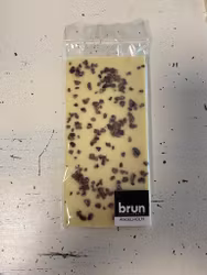 Vår egen: Vit chokladkaka med kakaonibs 36%