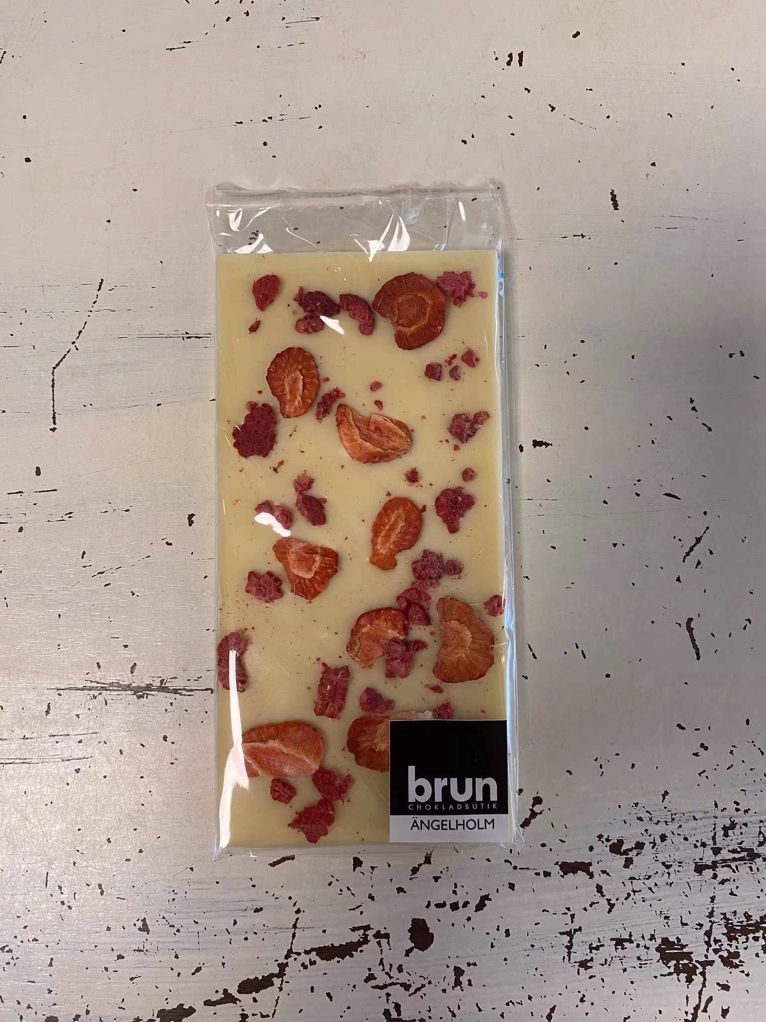 Vår egen: Vit chokladkaka med hallon & jordgubb 36%