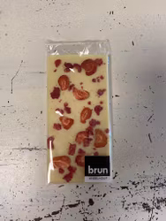 Vår egen: Vit chokladkaka med hallon & jordgubb 36%