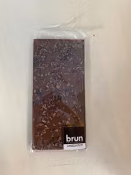 Vår egen: Mjölkchokladkaka med kakaonibs 36%