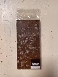 Vår egen: Mjölkchokladkaka med lakrits & havssalt 36%