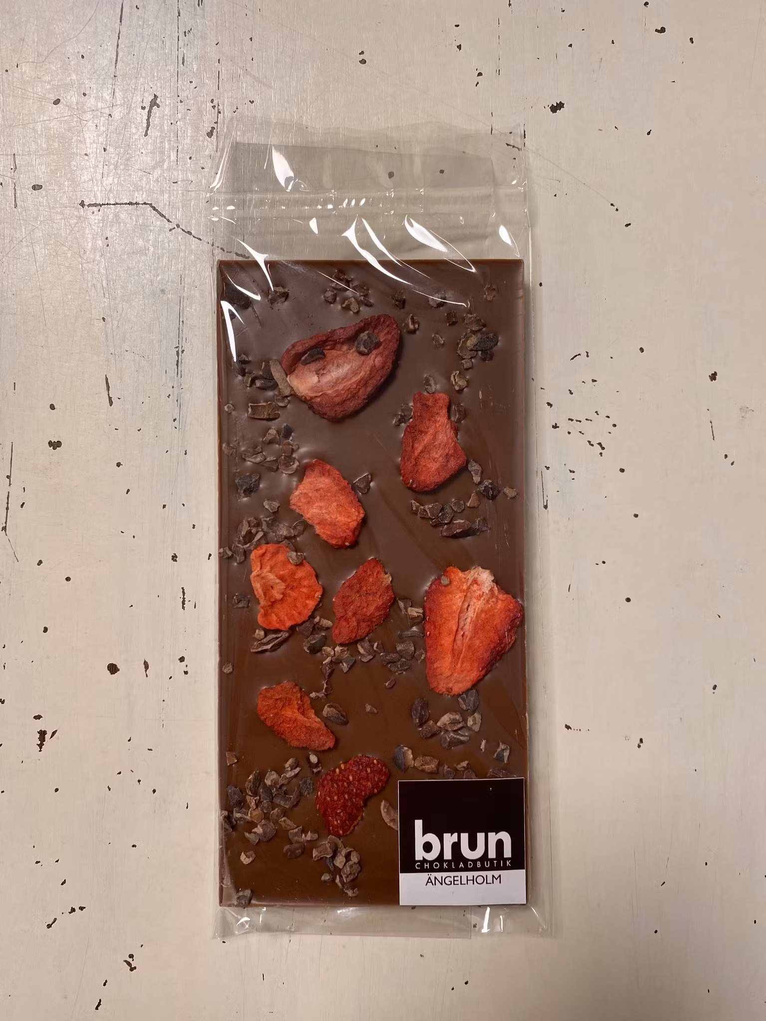 Vår egen: Mjölkchokladkaka med jordgubbar & kakaonibs 36%