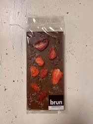 Vår egen: Mjölkchokladkaka med jordgubbar & kakaonibs 36%