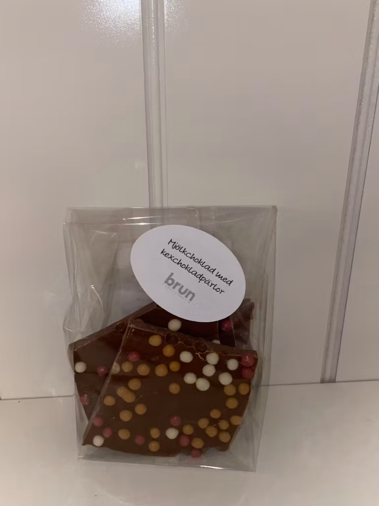 Vår egen: Chokladbräck med kexchokladpärlor 36% i mjölkchoklad.