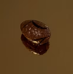 Påskägg Mjölkchoklad fylld med ljus chokladmousse (Innehåller NÖTTER)