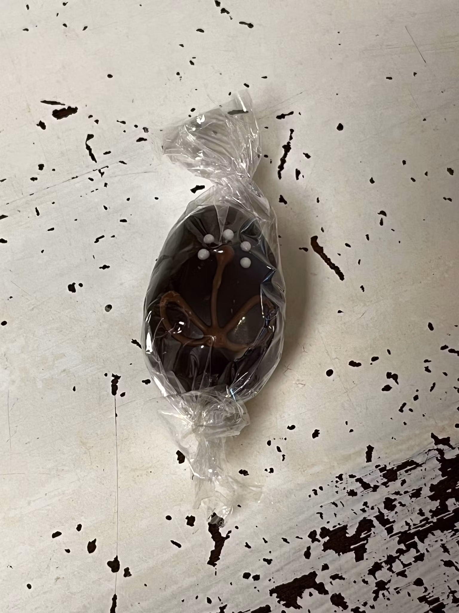 Dekorerat ägg Nougat-ägglikör tryffel  (Enstycksförpackade) OBS! NÖTTER