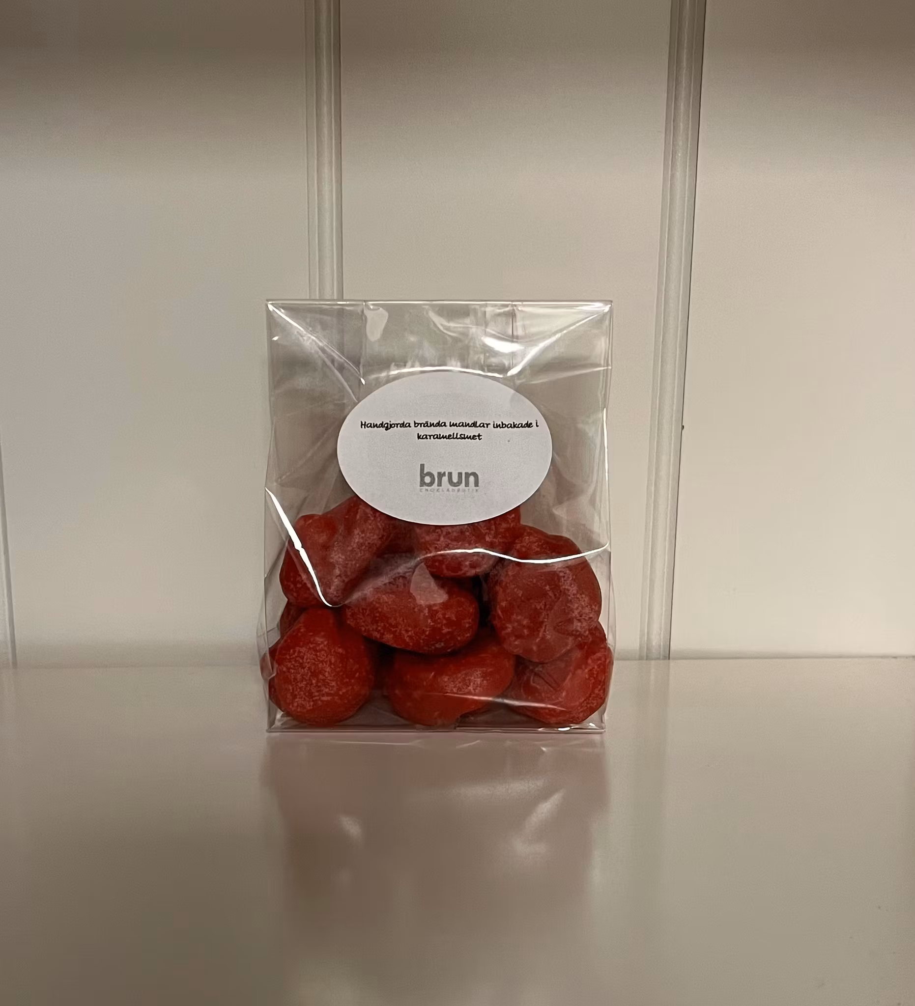 Handgjorda brända mandlar inbakade i karamellsmet