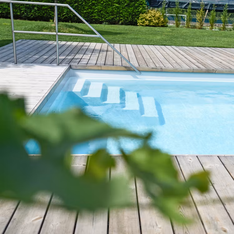 Pool med hörntrappa