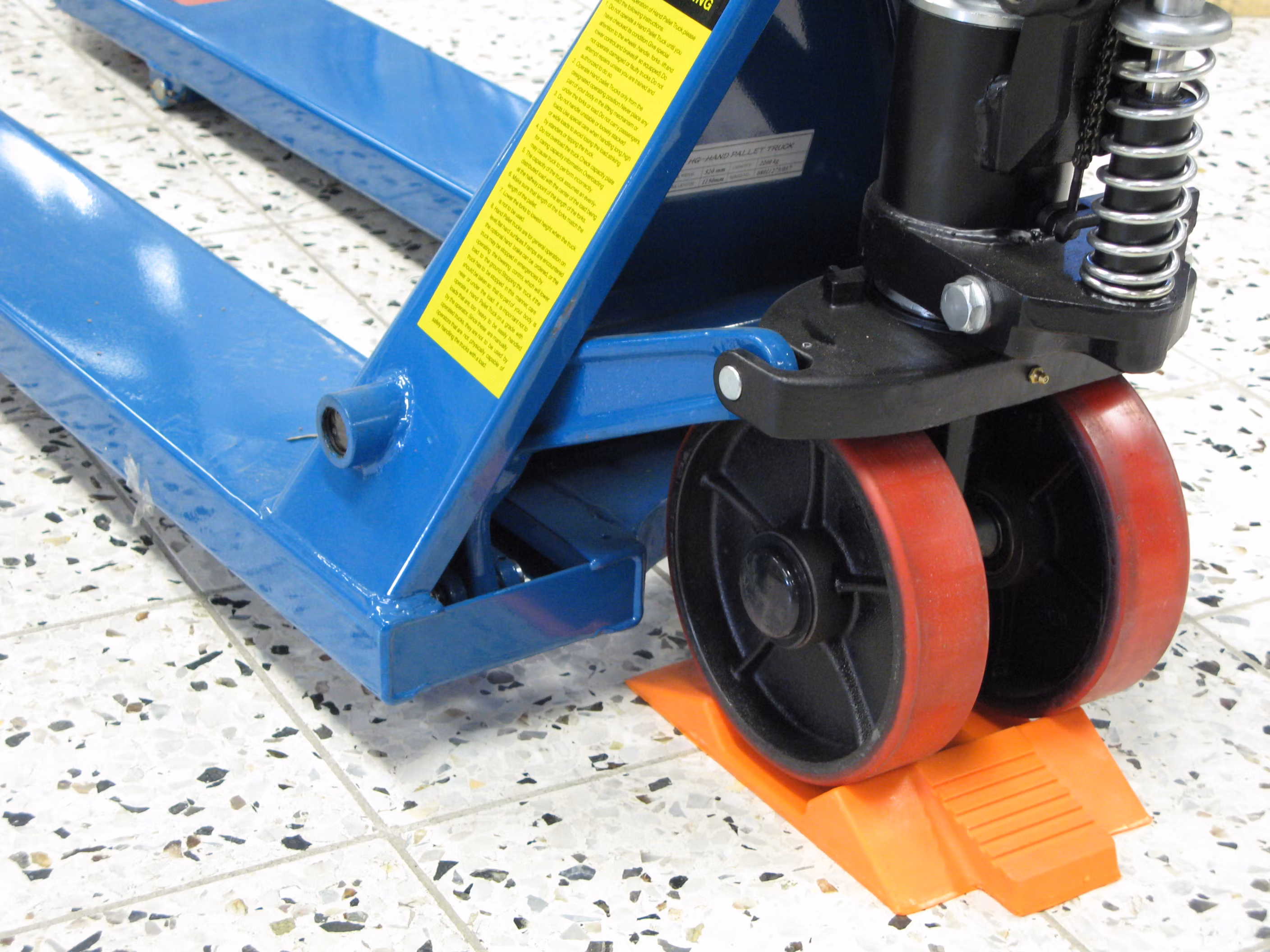 Pallet lift stop with magnet