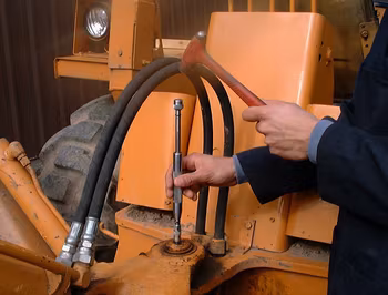 Impact cleaning press for grease nipple