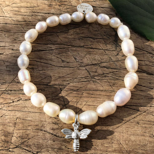 Armband med cremevita pärlor, silverfärgat bi