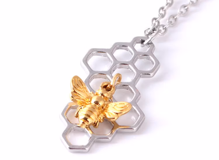 Halsband med bi i hexagon