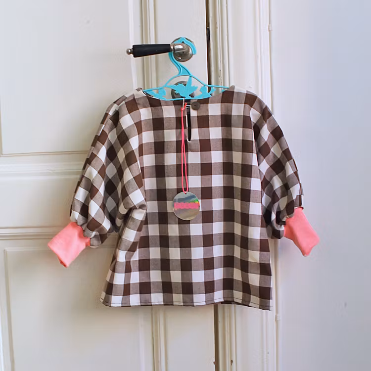 Rutig blus /tröja med applikation ca. 86-98