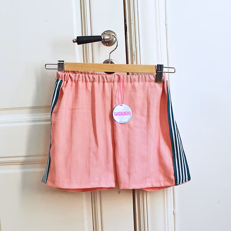 Rosa shorts med revär ca. 122/128