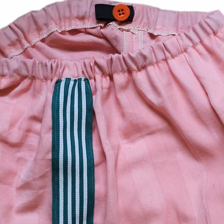 Rosa shorts med revär ca. 122/128