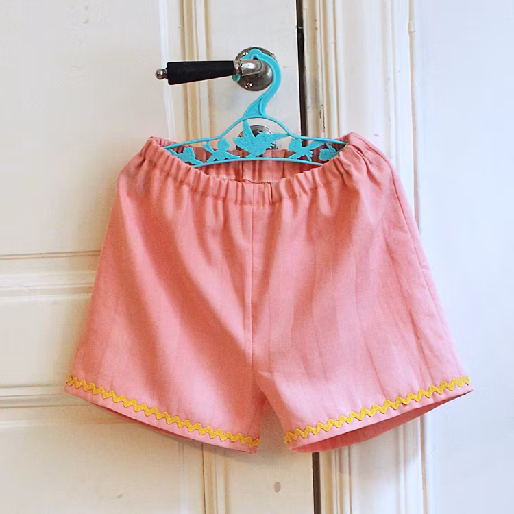 Rosa shorts med zig-zag band ca. 98/104
