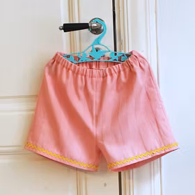 Rosa shorts med zig-zag band ca. 98/104